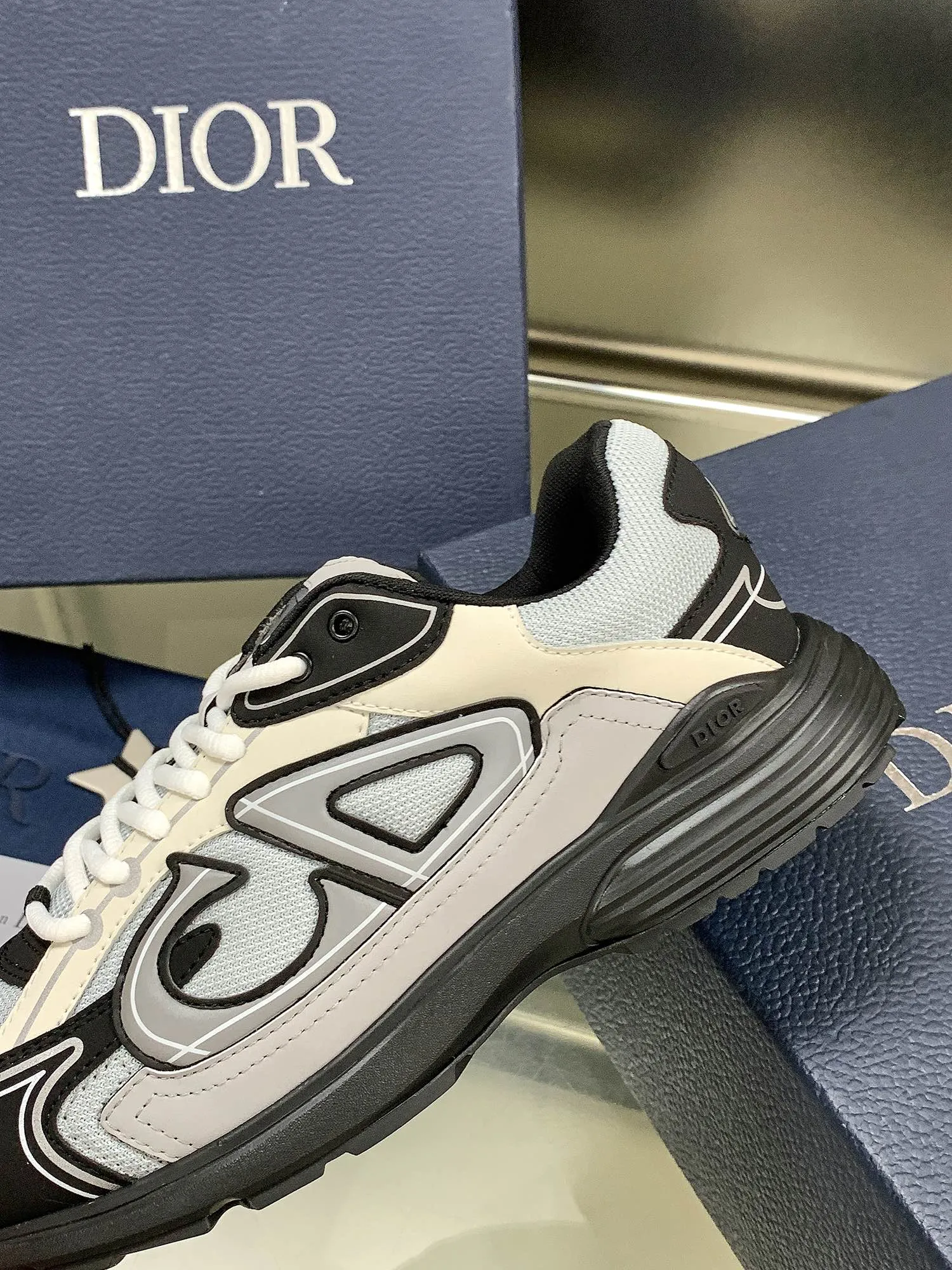 👟👟Ex-factory price 660👟👟 Newly upgraded Dior B30 series dad sneakers. New B30 sneakers. Dad Shoes style shoes that follow the trend of the retro market. The Dior logo on the tongue also indicates that this pair of shoes is the B30 model! B30 uses fine-textured leather and mesh cloth materials to form a shoe body. There are conspicuous letters CD on both sides of the shoe body to indicate identity. Many lines on the shoe body outline details to make the shoes look less monotonous and full of retro flavor. The delivery counter is exquisitely packaged🛍📦 ▪️Fabric: Original customized technical fabric + mesh ▪️Inner lining: Customized breathable lining ▪️Outsole: IP+TPU outsole ▪️Sole thickness: 3.5CM ▪️Size: Women’s size 35-40 / Men’s size 39-45